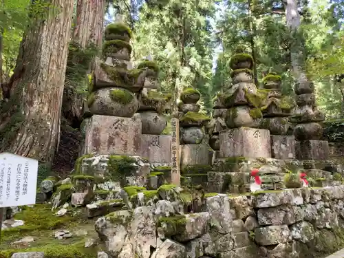 高野山金剛峯寺奥の院のお墓