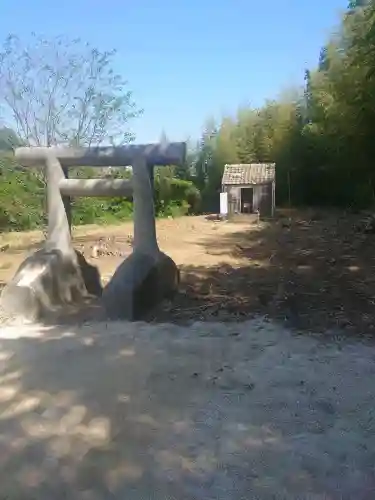 百里神社の{uncategorized: "未分類", other: "その他", undefined: "問題あり", building: "その他建物", grave: "お墓", sacred_gate: "鳥居", guardian: "狛犬", statue: "像", buddha: "仏像", history: "歴史", nature: "自然", garden: "庭園", animal: "動物", pagoda: "塔", temizu: "手水舎", mountain_gate: "山門・神門", sanctuary: "本殿・本堂", subordinate: "末社・摂社", art: "芸術", scenery: "景色", jizo: "地蔵", ema: "絵馬", goshuin: "御朱印", omikuji: "おみくじ", items: "授与品その他", amulet: "お守り", goshuincho: "御朱印帳", eats: "食事", festival: "お祭り", votive_dance: "神楽", shichigosan: "七五三参", wedding: "結婚式", experience: "体験その他", initially: "初詣", around: "周辺", anti_infection: "感染症対策"}