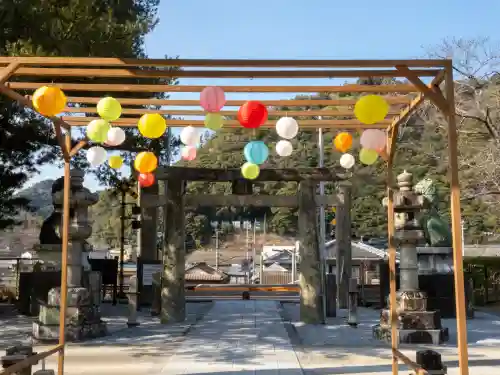 陶山神社の{uncategorized: "未分類", other: "その他", undefined: "問題あり", building: "その他建物", grave: "お墓", sacred_gate: "鳥居", guardian: "狛犬", statue: "像", buddha: "仏像", history: "歴史", nature: "自然", garden: "庭園", animal: "動物", pagoda: "塔", temizu: "手水舎", mountain_gate: "山門・神門", sanctuary: "本殿・本堂", subordinate: "末社・摂社", art: "芸術", scenery: "景色", jizo: "地蔵", ema: "絵馬", goshuin: "御朱印", omikuji: "おみくじ", items: "授与品その他", amulet: "お守り", goshuincho: "御朱印帳", eats: "食事", festival: "お祭り", votive_dance: "神楽", shichigosan: "七五三参", wedding: "結婚式", experience: "体験その他", initially: "初詣", around: "周辺", anti_infection: "感染症対策"}