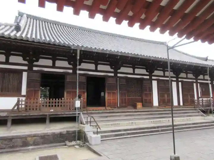 薬師寺の本殿・本堂