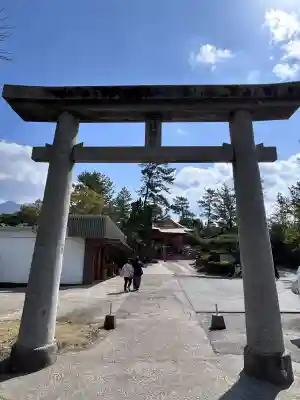 月讀神社の{uncategorized: "未分類", other: "その他", undefined: "問題あり", building: "その他建物", grave: "お墓", sacred_gate: "鳥居", guardian: "狛犬", statue: "像", buddha: "仏像", history: "歴史", nature: "自然", garden: "庭園", animal: "動物", pagoda: "塔", temizu: "手水舎", mountain_gate: "山門・神門", sanctuary: "本殿・本堂", subordinate: "末社・摂社", art: "芸術", scenery: "景色", jizo: "地蔵", ema: "絵馬", goshuin: "御朱印", omikuji: "おみくじ", items: "授与品その他", amulet: "お守り", goshuincho: "御朱印帳", eats: "食事", festival: "お祭り", votive_dance: "神楽", shichigosan: "七五三参", wedding: "結婚式", experience: "体験その他", initially: "初詣", around: "周辺", anti_infection: "感染症対策"}