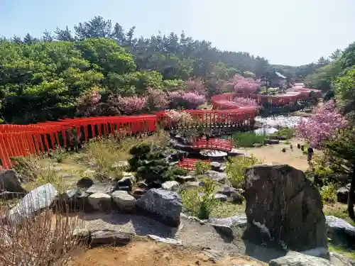 高山稲荷神社の庭園