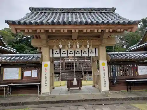 亀岡神社の山門