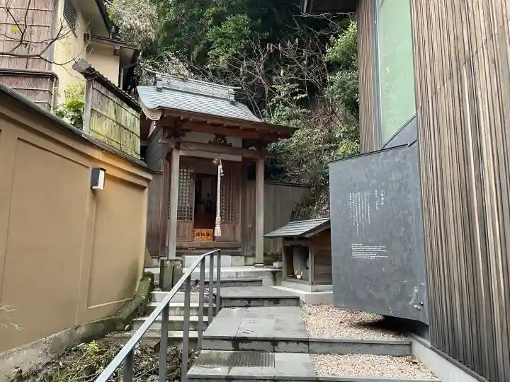 三柱神社の{uncategorized: "未分類", other: "その他", undefined: "問題あり", building: "その他建物", grave: "お墓", sacred_gate: "鳥居", guardian: "狛犬", statue: "像", buddha: "仏像", history: "歴史", nature: "自然", garden: "庭園", animal: "動物", pagoda: "塔", temizu: "手水舎", mountain_gate: "山門・神門", sanctuary: "本殿・本堂", subordinate: "末社・摂社", art: "芸術", scenery: "景色", jizo: "地蔵", ema: "絵馬", goshuin: "御朱印", omikuji: "おみくじ", items: "授与品その他", amulet: "お守り", goshuincho: "御朱印帳", eats: "食事", festival: "お祭り", votive_dance: "神楽", shichigosan: "七五三参", wedding: "結婚式", experience: "体験その他", initially: "初詣", around: "周辺", anti_infection: "感染症対策"}