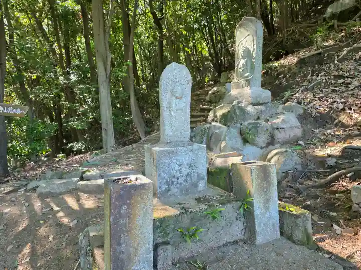 蓮華寺の{uncategorized: "未分類", other: "その他", undefined: "問題あり", building: "その他建物", grave: "お墓", sacred_gate: "鳥居", guardian: "狛犬", statue: "像", buddha: "仏像", history: "歴史", nature: "自然", garden: "庭園", animal: "動物", pagoda: "塔", temizu: "手水舎", mountain_gate: "山門・神門", sanctuary: "本殿・本堂", subordinate: "末社・摂社", art: "芸術", scenery: "景色", jizo: "地蔵", ema: "絵馬", goshuin: "御朱印", omikuji: "おみくじ", items: "授与品その他", amulet: "お守り", goshuincho: "御朱印帳", eats: "食事", festival: "お祭り", votive_dance: "神楽", shichigosan: "七五三参", wedding: "結婚式", experience: "体験その他", initially: "初詣", around: "周辺", anti_infection: "感染症対策"}