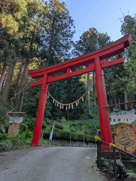 龍口神社の{uncategorized: "未分類", other: "その他", undefined: "問題あり", building: "その他建物", grave: "お墓", sacred_gate: "鳥居", guardian: "狛犬", statue: "像", buddha: "仏像", history: "歴史", nature: "自然", garden: "庭園", animal: "動物", pagoda: "塔", temizu: "手水舎", mountain_gate: "山門・神門", sanctuary: "本殿・本堂", subordinate: "末社・摂社", art: "芸術", scenery: "景色", jizo: "地蔵", ema: "絵馬", goshuin: "御朱印", omikuji: "おみくじ", items: "授与品その他", amulet: "お守り", goshuincho: "御朱印帳", eats: "食事", festival: "お祭り", votive_dance: "神楽", shichigosan: "七五三参", wedding: "結婚式", experience: "体験その他", initially: "初詣", around: "周辺", anti_infection: "感染症対策"}