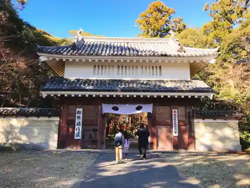 目の霊山　油山寺の山門・神門
