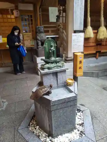 小網神社の像