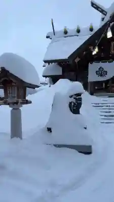 札幌諏訪神社の{uncategorized: "未分類", other: "その他", undefined: "問題あり", building: "その他建物", grave: "お墓", sacred_gate: "鳥居", guardian: "狛犬", statue: "像", buddha: "仏像", history: "歴史", nature: "自然", garden: "庭園", animal: "動物", pagoda: "塔", temizu: "手水舎", mountain_gate: "山門・神門", sanctuary: "本殿・本堂", subordinate: "末社・摂社", art: "芸術", scenery: "景色", jizo: "地蔵", ema: "絵馬", goshuin: "御朱印", omikuji: "おみくじ", items: "授与品その他", amulet: "お守り", goshuincho: "御朱印帳", eats: "食事", festival: "お祭り", votive_dance: "神楽", shichigosan: "七五三参", wedding: "結婚式", experience: "体験その他", initially: "初詣", around: "周辺", anti_infection: "感染症対策"}