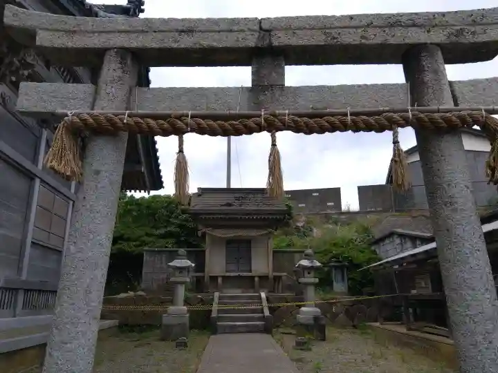 日吉神社の{uncategorized: "未分類", other: "その他", undefined: "問題あり", building: "その他建物", grave: "お墓", sacred_gate: "鳥居", guardian: "狛犬", statue: "像", buddha: "仏像", history: "歴史", nature: "自然", garden: "庭園", animal: "動物", pagoda: "塔", temizu: "手水舎", mountain_gate: "山門・神門", sanctuary: "本殿・本堂", subordinate: "末社・摂社", art: "芸術", scenery: "景色", jizo: "地蔵", ema: "絵馬", goshuin: "御朱印", omikuji: "おみくじ", items: "授与品その他", amulet: "お守り", goshuincho: "御朱印帳", eats: "食事", festival: "お祭り", votive_dance: "神楽", shichigosan: "七五三参", wedding: "結婚式", experience: "体験その他", initially: "初詣", around: "周辺", anti_infection: "感染症対策"}