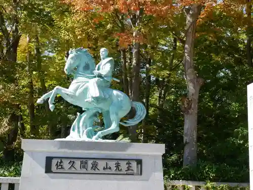 象山神社の像