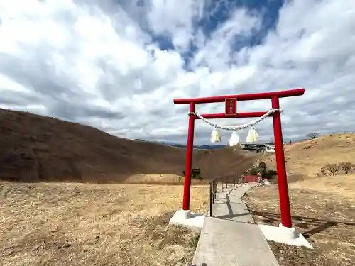 大室山浅間神社の{uncategorized: "未分類", other: "その他", undefined: "問題あり", building: "その他建物", grave: "お墓", sacred_gate: "鳥居", guardian: "狛犬", statue: "像", buddha: "仏像", history: "歴史", nature: "自然", garden: "庭園", animal: "動物", pagoda: "塔", temizu: "手水舎", mountain_gate: "山門・神門", sanctuary: "本殿・本堂", subordinate: "末社・摂社", art: "芸術", scenery: "景色", jizo: "地蔵", ema: "絵馬", goshuin: "御朱印", omikuji: "おみくじ", items: "授与品その他", amulet: "お守り", goshuincho: "御朱印帳", eats: "食事", festival: "お祭り", votive_dance: "神楽", shichigosan: "七五三参", wedding: "結婚式", experience: "体験その他", initially: "初詣", around: "周辺", anti_infection: "感染症対策"}