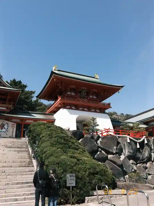 赤間神宮の{uncategorized: "未分類", other: "その他", undefined: "問題あり", building: "その他建物", grave: "お墓", sacred_gate: "鳥居", guardian: "狛犬", statue: "像", buddha: "仏像", history: "歴史", nature: "自然", garden: "庭園", animal: "動物", pagoda: "塔", temizu: "手水舎", mountain_gate: "山門・神門", sanctuary: "本殿・本堂", subordinate: "末社・摂社", art: "芸術", scenery: "景色", jizo: "地蔵", ema: "絵馬", goshuin: "御朱印", omikuji: "おみくじ", items: "授与品その他", amulet: "お守り", goshuincho: "御朱印帳", eats: "食事", festival: "お祭り", votive_dance: "神楽", shichigosan: "七五三参", wedding: "結婚式", experience: "体験その他", initially: "初詣", around: "周辺", anti_infection: "感染症対策"}