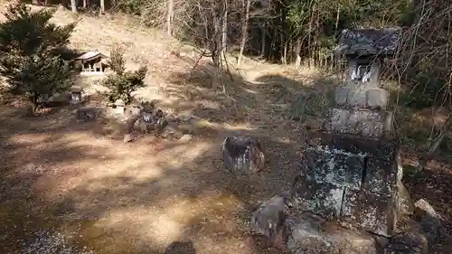 露垂根神社の末社