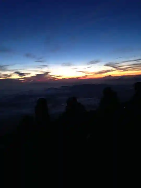 富士山頂上浅間大社奥宮の景色