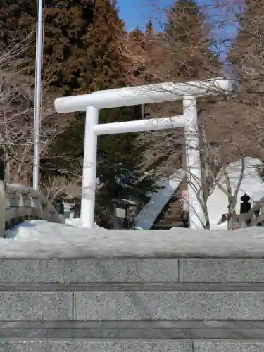 土津神社｜こどもと出世の神さまの{uncategorized: "未分類", other: "その他", undefined: "問題あり", building: "その他建物", grave: "お墓", sacred_gate: "鳥居", guardian: "狛犬", statue: "像", buddha: "仏像", history: "歴史", nature: "自然", garden: "庭園", animal: "動物", pagoda: "塔", temizu: "手水舎", mountain_gate: "山門・神門", sanctuary: "本殿・本堂", subordinate: "末社・摂社", art: "芸術", scenery: "景色", jizo: "地蔵", ema: "絵馬", goshuin: "御朱印", omikuji: "おみくじ", items: "授与品その他", amulet: "お守り", goshuincho: "御朱印帳", eats: "食事", festival: "お祭り", votive_dance: "神楽", shichigosan: "七五三参", wedding: "結婚式", experience: "体験その他", initially: "初詣", around: "周辺", anti_infection: "感染症対策"}