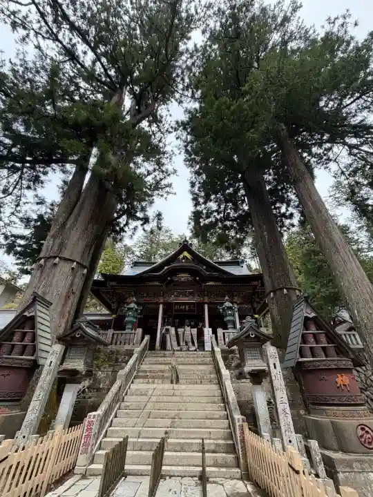 三峯神社の{uncategorized: "未分類", other: "その他", undefined: "問題あり", building: "その他建物", grave: "お墓", sacred_gate: "鳥居", guardian: "狛犬", statue: "像", buddha: "仏像", history: "歴史", nature: "自然", garden: "庭園", animal: "動物", pagoda: "塔", temizu: "手水舎", mountain_gate: "山門・神門", sanctuary: "本殿・本堂", subordinate: "末社・摂社", art: "芸術", scenery: "景色", jizo: "地蔵", ema: "絵馬", goshuin: "御朱印", omikuji: "おみくじ", items: "授与品その他", amulet: "お守り", goshuincho: "御朱印帳", eats: "食事", festival: "お祭り", votive_dance: "神楽", shichigosan: "七五三参", wedding: "結婚式", experience: "体験その他", initially: "初詣", around: "周辺", anti_infection: "感染症対策"}