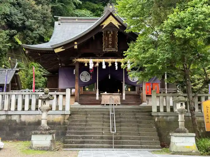 毛谷黒龍神社の{uncategorized: "未分類", other: "その他", undefined: "問題あり", building: "その他建物", grave: "お墓", sacred_gate: "鳥居", guardian: "狛犬", statue: "像", buddha: "仏像", history: "歴史", nature: "自然", garden: "庭園", animal: "動物", pagoda: "塔", temizu: "手水舎", mountain_gate: "山門・神門", sanctuary: "本殿・本堂", subordinate: "末社・摂社", art: "芸術", scenery: "景色", jizo: "地蔵", ema: "絵馬", goshuin: "御朱印", omikuji: "おみくじ", items: "授与品その他", amulet: "お守り", goshuincho: "御朱印帳", eats: "食事", festival: "お祭り", votive_dance: "神楽", shichigosan: "七五三参", wedding: "結婚式", experience: "体験その他", initially: "初詣", around: "周辺", anti_infection: "感染症対策"}