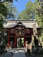 三峯神社の山門