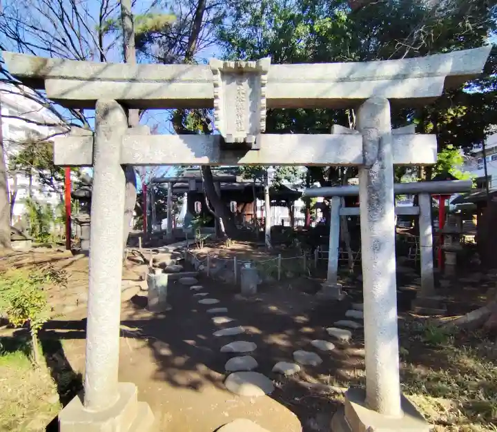 四本木稲荷神社の{uncategorized: "未分類", other: "その他", undefined: "問題あり", building: "その他建物", grave: "お墓", sacred_gate: "鳥居", guardian: "狛犬", statue: "像", buddha: "仏像", history: "歴史", nature: "自然", garden: "庭園", animal: "動物", pagoda: "塔", temizu: "手水舎", mountain_gate: "山門・神門", sanctuary: "本殿・本堂", subordinate: "末社・摂社", art: "芸術", scenery: "景色", jizo: "地蔵", ema: "絵馬", goshuin: "御朱印", omikuji: "おみくじ", items: "授与品その他", amulet: "お守り", goshuincho: "御朱印帳", eats: "食事", festival: "お祭り", votive_dance: "神楽", shichigosan: "七五三参", wedding: "結婚式", experience: "体験その他", initially: "初詣", around: "周辺", anti_infection: "感染症対策"}
