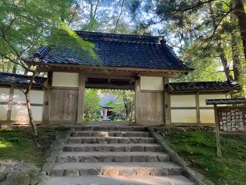 中尊寺の山門・神門