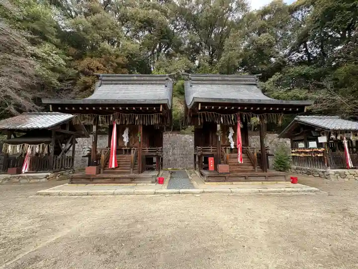石座神社の{uncategorized: "未分類", other: "その他", undefined: "問題あり", building: "その他建物", grave: "お墓", sacred_gate: "鳥居", guardian: "狛犬", statue: "像", buddha: "仏像", history: "歴史", nature: "自然", garden: "庭園", animal: "動物", pagoda: "塔", temizu: "手水舎", mountain_gate: "山門・神門", sanctuary: "本殿・本堂", subordinate: "末社・摂社", art: "芸術", scenery: "景色", jizo: "地蔵", ema: "絵馬", goshuin: "御朱印", omikuji: "おみくじ", items: "授与品その他", amulet: "お守り", goshuincho: "御朱印帳", eats: "食事", festival: "お祭り", votive_dance: "神楽", shichigosan: "七五三参", wedding: "結婚式", experience: "体験その他", initially: "初詣", around: "周辺", anti_infection: "感染症対策"}