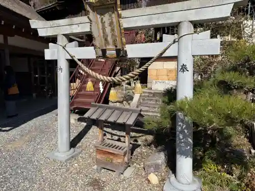 竹生島神社（都久夫須麻神社）の{uncategorized: "未分類", other: "その他", undefined: "問題あり", building: "その他建物", grave: "お墓", sacred_gate: "鳥居", guardian: "狛犬", statue: "像", buddha: "仏像", history: "歴史", nature: "自然", garden: "庭園", animal: "動物", pagoda: "塔", temizu: "手水舎", mountain_gate: "山門・神門", sanctuary: "本殿・本堂", subordinate: "末社・摂社", art: "芸術", scenery: "景色", jizo: "地蔵", ema: "絵馬", goshuin: "御朱印", omikuji: "おみくじ", items: "授与品その他", amulet: "お守り", goshuincho: "御朱印帳", eats: "食事", festival: "お祭り", votive_dance: "神楽", shichigosan: "七五三参", wedding: "結婚式", experience: "体験その他", initially: "初詣", around: "周辺", anti_infection: "感染症対策"}