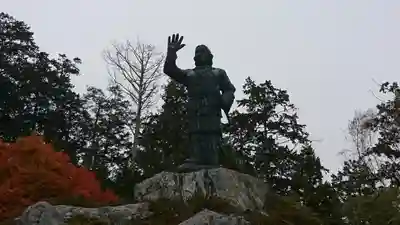 三峯神社の像