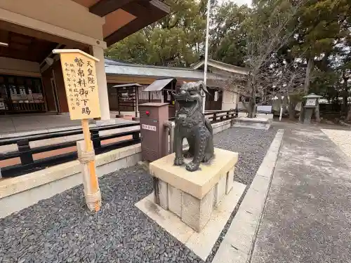 三重縣護國神社の{uncategorized: "未分類", other: "その他", undefined: "問題あり", building: "その他建物", grave: "お墓", sacred_gate: "鳥居", guardian: "狛犬", statue: "像", buddha: "仏像", history: "歴史", nature: "自然", garden: "庭園", animal: "動物", pagoda: "塔", temizu: "手水舎", mountain_gate: "山門・神門", sanctuary: "本殿・本堂", subordinate: "末社・摂社", art: "芸術", scenery: "景色", jizo: "地蔵", ema: "絵馬", goshuin: "御朱印", omikuji: "おみくじ", items: "授与品その他", amulet: "お守り", goshuincho: "御朱印帳", eats: "食事", festival: "お祭り", votive_dance: "神楽", shichigosan: "七五三参", wedding: "結婚式", experience: "体験その他", initially: "初詣", around: "周辺", anti_infection: "感染症対策"}