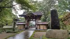 自性院の山門