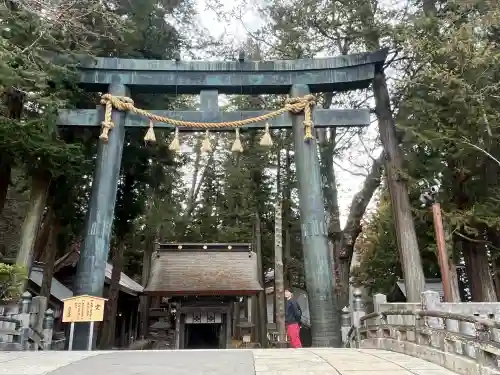 諏訪大社の{uncategorized: "未分類", other: "その他", undefined: "問題あり", building: "その他建物", grave: "お墓", sacred_gate: "鳥居", guardian: "狛犬", statue: "像", buddha: "仏像", history: "歴史", nature: "自然", garden: "庭園", animal: "動物", pagoda: "塔", temizu: "手水舎", mountain_gate: "山門・神門", sanctuary: "本殿・本堂", subordinate: "末社・摂社", art: "芸術", scenery: "景色", jizo: "地蔵", ema: "絵馬", goshuin: "御朱印", omikuji: "おみくじ", items: "授与品その他", amulet: "お守り", goshuincho: "御朱印帳", eats: "食事", festival: "お祭り", votive_dance: "神楽", shichigosan: "七五三参", wedding: "結婚式", experience: "体験その他", initially: "初詣", around: "周辺", anti_infection: "感染症対策"}