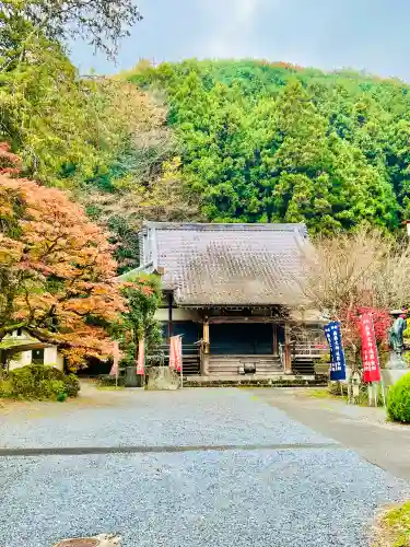 華藏寺(梅澤不動尊) の{uncategorized: "未分類", other: "その他", undefined: "問題あり", building: "その他建物", grave: "お墓", sacred_gate: "鳥居", guardian: "狛犬", statue: "像", buddha: "仏像", history: "歴史", nature: "自然", garden: "庭園", animal: "動物", pagoda: "塔", temizu: "手水舎", mountain_gate: "山門・神門", sanctuary: "本殿・本堂", subordinate: "末社・摂社", art: "芸術", scenery: "景色", jizo: "地蔵", ema: "絵馬", goshuin: "御朱印", omikuji: "おみくじ", items: "授与品その他", amulet: "お守り", goshuincho: "御朱印帳", eats: "食事", festival: "お祭り", votive_dance: "神楽", shichigosan: "七五三参", wedding: "結婚式", experience: "体験その他", initially: "初詣", around: "周辺", anti_infection: "感染症対策"}