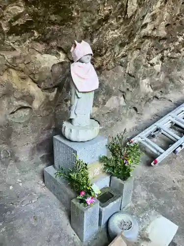 観音寺（岩屋観音）の{uncategorized: "未分類", other: "その他", undefined: "問題あり", building: "その他建物", grave: "お墓", sacred_gate: "鳥居", guardian: "狛犬", statue: "像", buddha: "仏像", history: "歴史", nature: "自然", garden: "庭園", animal: "動物", pagoda: "塔", temizu: "手水舎", mountain_gate: "山門・神門", sanctuary: "本殿・本堂", subordinate: "末社・摂社", art: "芸術", scenery: "景色", jizo: "地蔵", ema: "絵馬", goshuin: "御朱印", omikuji: "おみくじ", items: "授与品その他", amulet: "お守り", goshuincho: "御朱印帳", eats: "食事", festival: "お祭り", votive_dance: "神楽", shichigosan: "七五三参", wedding: "結婚式", experience: "体験その他", initially: "初詣", around: "周辺", anti_infection: "感染症対策"}