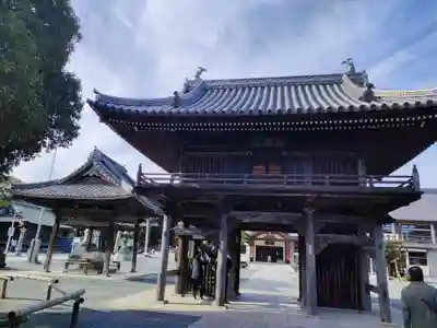 豊川閣　妙厳寺の山門・神門