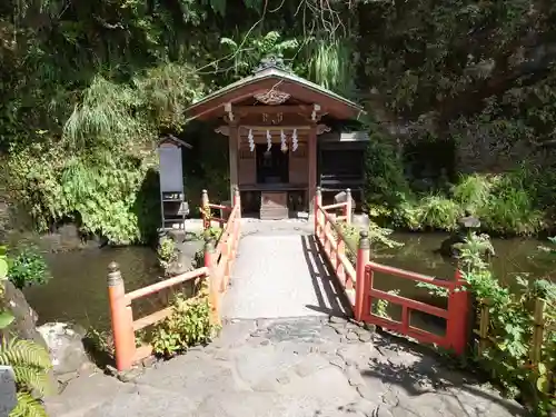 銭洗弁財天宇賀福神社の末社・摂社