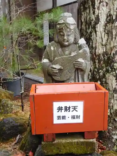 日光二荒山神社中宮祠の像