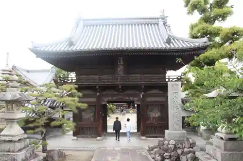 西林寺の山門