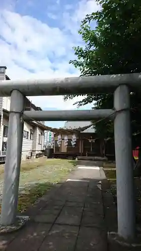 尾萬稲荷神社の鳥居