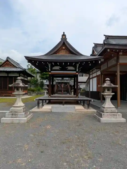 御輿岡神社の{uncategorized: "未分類", other: "その他", undefined: "問題あり", building: "その他建物", grave: "お墓", sacred_gate: "鳥居", guardian: "狛犬", statue: "像", buddha: "仏像", history: "歴史", nature: "自然", garden: "庭園", animal: "動物", pagoda: "塔", temizu: "手水舎", mountain_gate: "山門・神門", sanctuary: "本殿・本堂", subordinate: "末社・摂社", art: "芸術", scenery: "景色", jizo: "地蔵", ema: "絵馬", goshuin: "御朱印", omikuji: "おみくじ", items: "授与品その他", amulet: "お守り", goshuincho: "御朱印帳", eats: "食事", festival: "お祭り", votive_dance: "神楽", shichigosan: "七五三参", wedding: "結婚式", experience: "体験その他", initially: "初詣", around: "周辺", anti_infection: "感染症対策"}