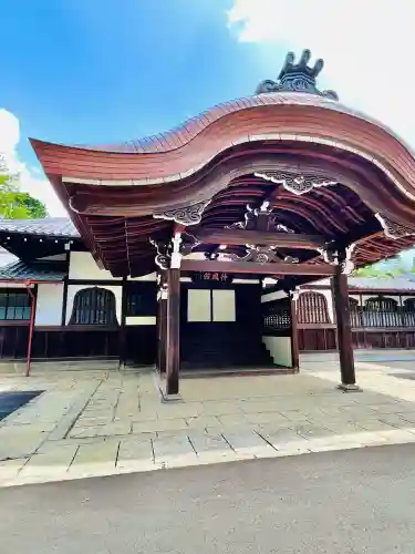 総持寺の{uncategorized: "未分類", other: "その他", undefined: "問題あり", building: "その他建物", grave: "お墓", sacred_gate: "鳥居", guardian: "狛犬", statue: "像", buddha: "仏像", history: "歴史", nature: "自然", garden: "庭園", animal: "動物", pagoda: "塔", temizu: "手水舎", mountain_gate: "山門・神門", sanctuary: "本殿・本堂", subordinate: "末社・摂社", art: "芸術", scenery: "景色", jizo: "地蔵", ema: "絵馬", goshuin: "御朱印", omikuji: "おみくじ", items: "授与品その他", amulet: "お守り", goshuincho: "御朱印帳", eats: "食事", festival: "お祭り", votive_dance: "神楽", shichigosan: "七五三参", wedding: "結婚式", experience: "体験その他", initially: "初詣", around: "周辺", anti_infection: "感染症対策"}