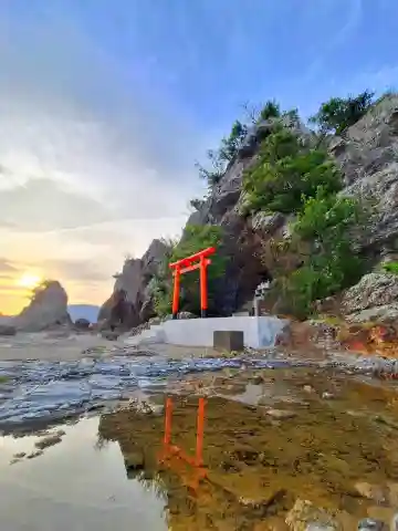 白蛇弁天(弁天島)の{uncategorized: "未分類", other: "その他", undefined: "問題あり", building: "その他建物", grave: "お墓", sacred_gate: "鳥居", guardian: "狛犬", statue: "像", buddha: "仏像", history: "歴史", nature: "自然", garden: "庭園", animal: "動物", pagoda: "塔", temizu: "手水舎", mountain_gate: "山門・神門", sanctuary: "本殿・本堂", subordinate: "末社・摂社", art: "芸術", scenery: "景色", jizo: "地蔵", ema: "絵馬", goshuin: "御朱印", omikuji: "おみくじ", items: "授与品その他", amulet: "お守り", goshuincho: "御朱印帳", eats: "食事", festival: "お祭り", votive_dance: "神楽", shichigosan: "七五三参", wedding: "結婚式", experience: "体験その他", initially: "初詣", around: "周辺", anti_infection: "感染症対策"}