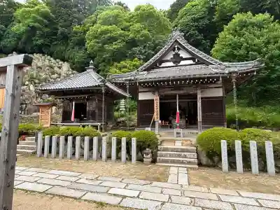 観音正寺の{uncategorized: "未分類", other: "その他", undefined: "問題あり", building: "その他建物", grave: "お墓", sacred_gate: "鳥居", guardian: "狛犬", statue: "像", buddha: "仏像", history: "歴史", nature: "自然", garden: "庭園", animal: "動物", pagoda: "塔", temizu: "手水舎", mountain_gate: "山門・神門", sanctuary: "本殿・本堂", subordinate: "末社・摂社", art: "芸術", scenery: "景色", jizo: "地蔵", ema: "絵馬", goshuin: "御朱印", omikuji: "おみくじ", items: "授与品その他", amulet: "お守り", goshuincho: "御朱印帳", eats: "食事", festival: "お祭り", votive_dance: "神楽", shichigosan: "七五三参", wedding: "結婚式", experience: "体験その他", initially: "初詣", around: "周辺", anti_infection: "感染症対策"}
