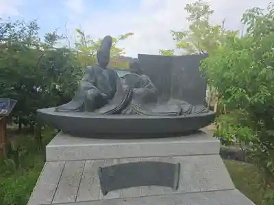 宇治神社の像