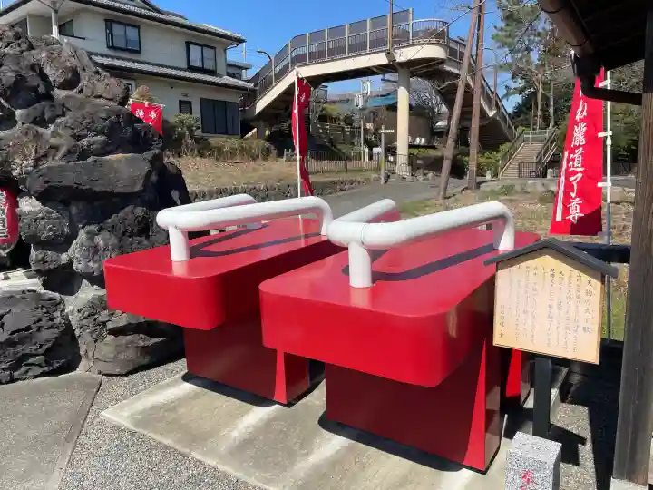 はね瀧道了尊の{uncategorized: "未分類", other: "その他", undefined: "問題あり", building: "その他建物", grave: "お墓", sacred_gate: "鳥居", guardian: "狛犬", statue: "像", buddha: "仏像", history: "歴史", nature: "自然", garden: "庭園", animal: "動物", pagoda: "塔", temizu: "手水舎", mountain_gate: "山門・神門", sanctuary: "本殿・本堂", subordinate: "末社・摂社", art: "芸術", scenery: "景色", jizo: "地蔵", ema: "絵馬", goshuin: "御朱印", omikuji: "おみくじ", items: "授与品その他", amulet: "お守り", goshuincho: "御朱印帳", eats: "食事", festival: "お祭り", votive_dance: "神楽", shichigosan: "七五三参", wedding: "結婚式", experience: "体験その他", initially: "初詣", around: "周辺", anti_infection: "感染症対策"}