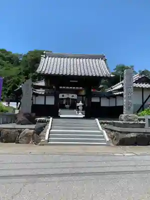 埼玉厄除け開運大師・龍泉寺（切り絵御朱印発祥の寺）の山門・神門