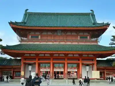 平安神宮の{uncategorized: "未分類", other: "その他", undefined: "問題あり", building: "その他建物", grave: "お墓", sacred_gate: "鳥居", guardian: "狛犬", statue: "像", buddha: "仏像", history: "歴史", nature: "自然", garden: "庭園", animal: "動物", pagoda: "塔", temizu: "手水舎", mountain_gate: "山門・神門", sanctuary: "本殿・本堂", subordinate: "末社・摂社", art: "芸術", scenery: "景色", jizo: "地蔵", ema: "絵馬", goshuin: "御朱印", omikuji: "おみくじ", items: "授与品その他", amulet: "お守り", goshuincho: "御朱印帳", eats: "食事", festival: "お祭り", votive_dance: "神楽", shichigosan: "七五三参", wedding: "結婚式", experience: "体験その他", initially: "初詣", around: "周辺", anti_infection: "感染症対策"}