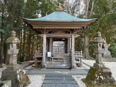 高館義経堂の{uncategorized: "未分類", other: "その他", undefined: "問題あり", building: "その他建物", grave: "お墓", sacred_gate: "鳥居", guardian: "狛犬", statue: "像", buddha: "仏像", history: "歴史", nature: "自然", garden: "庭園", animal: "動物", pagoda: "塔", temizu: "手水舎", mountain_gate: "山門・神門", sanctuary: "本殿・本堂", subordinate: "末社・摂社", art: "芸術", scenery: "景色", jizo: "地蔵", ema: "絵馬", goshuin: "御朱印", omikuji: "おみくじ", items: "授与品その他", amulet: "お守り", goshuincho: "御朱印帳", eats: "食事", festival: "お祭り", votive_dance: "神楽", shichigosan: "七五三参", wedding: "結婚式", experience: "体験その他", initially: "初詣", around: "周辺", anti_infection: "感染症対策"}