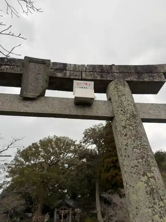 六所神社の{uncategorized: "未分類", other: "その他", undefined: "問題あり", building: "その他建物", grave: "お墓", sacred_gate: "鳥居", guardian: "狛犬", statue: "像", buddha: "仏像", history: "歴史", nature: "自然", garden: "庭園", animal: "動物", pagoda: "塔", temizu: "手水舎", mountain_gate: "山門・神門", sanctuary: "本殿・本堂", subordinate: "末社・摂社", art: "芸術", scenery: "景色", jizo: "地蔵", ema: "絵馬", goshuin: "御朱印", omikuji: "おみくじ", items: "授与品その他", amulet: "お守り", goshuincho: "御朱印帳", eats: "食事", festival: "お祭り", votive_dance: "神楽", shichigosan: "七五三参", wedding: "結婚式", experience: "体験その他", initially: "初詣", around: "周辺", anti_infection: "感染症対策"}