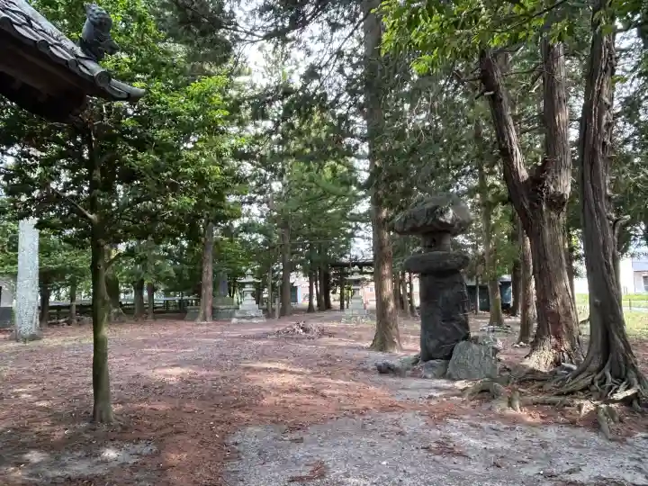 氷室五社神社の{uncategorized: "未分類", other: "その他", undefined: "問題あり", building: "その他建物", grave: "お墓", sacred_gate: "鳥居", guardian: "狛犬", statue: "像", buddha: "仏像", history: "歴史", nature: "自然", garden: "庭園", animal: "動物", pagoda: "塔", temizu: "手水舎", mountain_gate: "山門・神門", sanctuary: "本殿・本堂", subordinate: "末社・摂社", art: "芸術", scenery: "景色", jizo: "地蔵", ema: "絵馬", goshuin: "御朱印", omikuji: "おみくじ", items: "授与品その他", amulet: "お守り", goshuincho: "御朱印帳", eats: "食事", festival: "お祭り", votive_dance: "神楽", shichigosan: "七五三参", wedding: "結婚式", experience: "体験その他", initially: "初詣", around: "周辺", anti_infection: "感染症対策"}