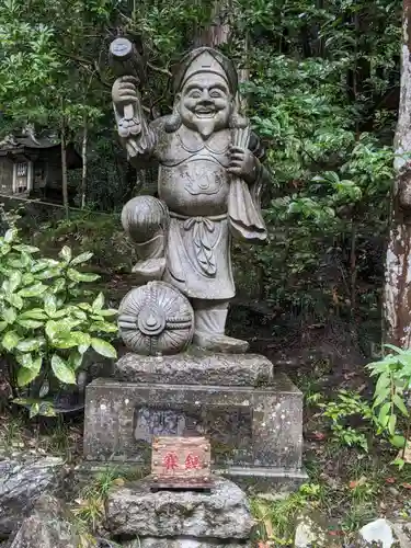 宝登山神社の像